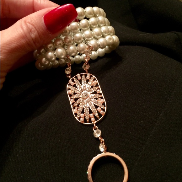 ❤️Beautiful simulated Pearl Bella Bracelet - Picture 3 of 5